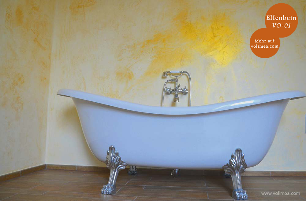 Mikrozement fugenlose Volimea Wandbeschichtung im Badezimmer in Elfenbein VO-01 mit Goldlasur